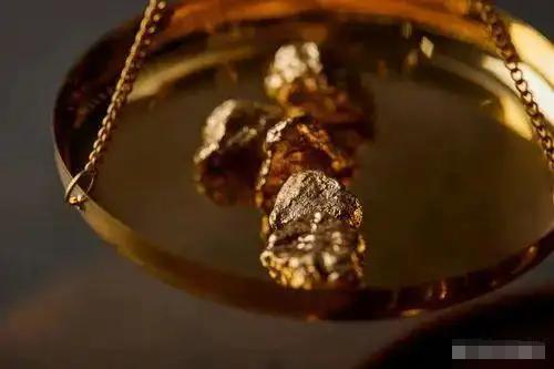 造假成本仅几十元？记者揭黄金造假套路ky开元棋牌“周大福”“老凤祥”被(图9)