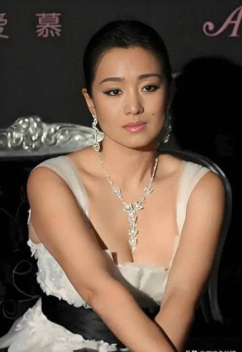 站C位手握双奢代言这才是顶流天花板开元棋牌app巩俐：墨绿丝绒裙稳(图2)