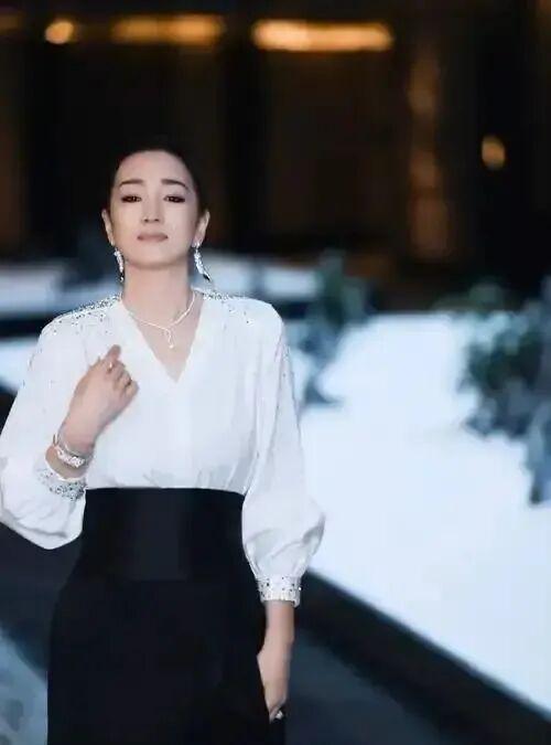 站C位手握双奢代言这才是顶流天花板开元棋牌app巩俐:墨绿丝绒裙稳(图1) 站C位手握双奢代言这才是顶流天花板开元棋牌app巩俐:墨绿丝绒裙稳(图1)