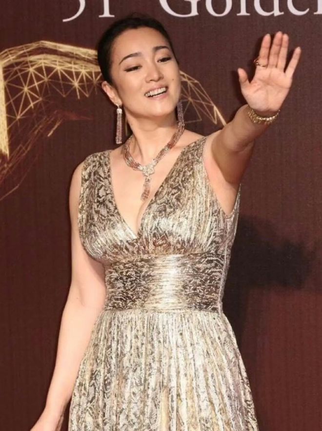 站C位手握双奢代言这才是顶流天花板开元棋牌app巩俐：墨绿丝绒裙稳(图3)